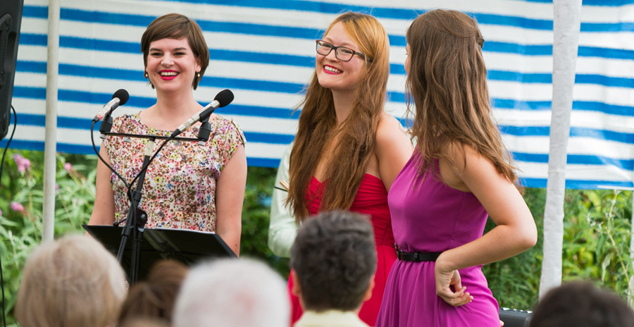 Drei junge Künstlerinnen begeisterten beim vierten gartenkonzert des Jahres in Langscheid. (Foto: privat)