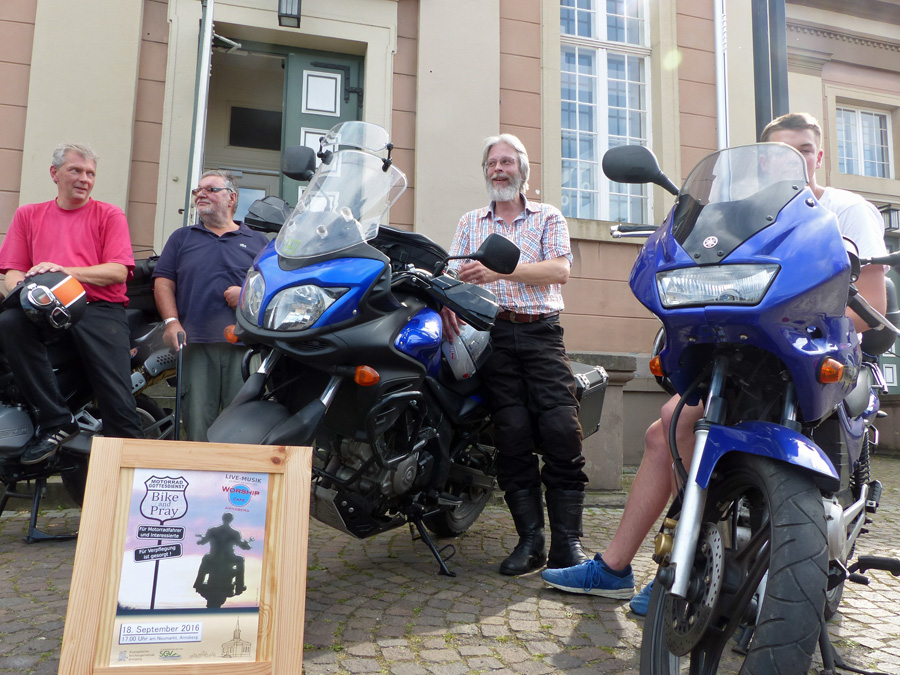 Günter Willeke, Wolfgang Ploog, Wolfram Sievert und Jan Willeke macht die Vorbereitung des Motorrad-Gottesdienstes sichtlich Spaß. (Foto: KKB)
