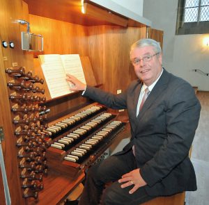 Dr. Wolf Kalipp an der Orgel von St. Thomae, Soest. (Foto: Veranstalter)