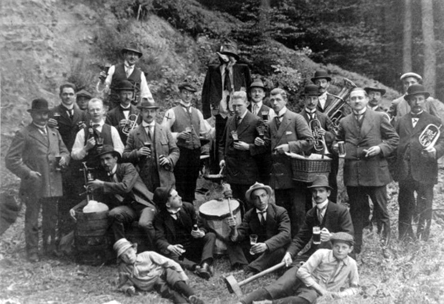 Die Musiker aus Niedereimer bei einem Ausflug ins Wannetal Anfang des 20. Jahrhunderts. (Foto: MV)