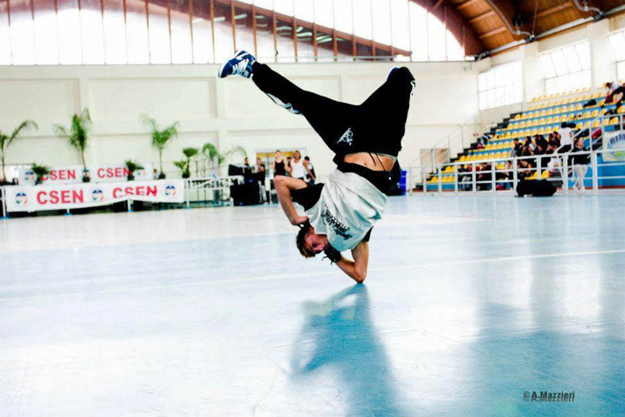 Der professionelle Breakdancer Alin Buscu zeigt in Sundern Basics seiner Kunst.