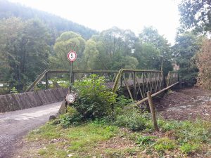 Kein Schmuckstück: Die Röhrbrücke am Ortseingang von Hachen. (Foto: Klaus Plümper)