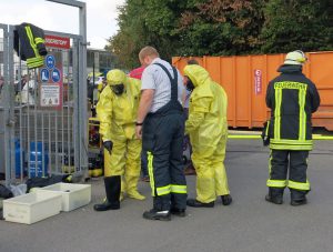 Gefahrgut-Einsatz mit Kontaminationsschutzanzügen bei Umarex. (Foto: Feuerwehr)