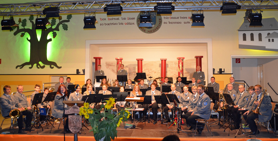Dr Musikverein Niedereimer auf der Bühne. (Foto: MV)