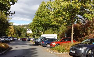 Kostenlose innenstadtnahe Parkplätze an der Röhr. Sie sind nach Meinung der CDU ein Alleinstellungsmerkmal, das nicht aufgegeben werden sollte. (Foto: oe) 