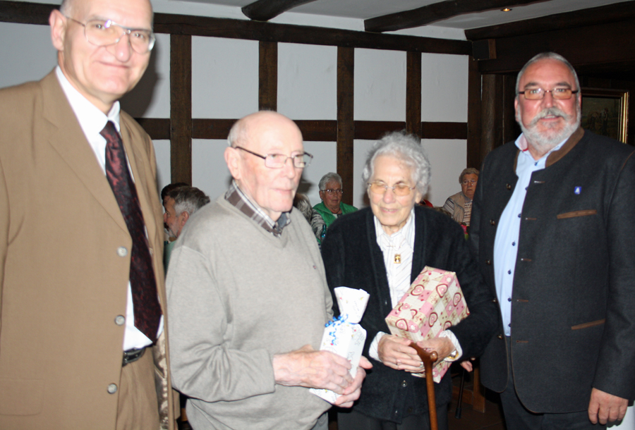 Die ältesten Bürger Altenhellefelds wurden von Bürgermeister und Ortsvorsteher geehrt. (Foto: privat)