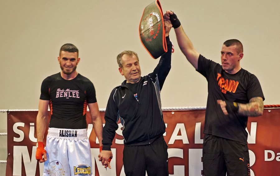 Hat sich den Gürtel im Halbschwergewicht geholt: Stanislaw Gaun (rechts)