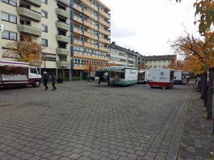Samstags verlieren sich die verbliebenen Marktstände auf dem Gutenbergplatz. (Foto: oe) 