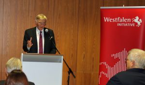 Dr. Karl-Heinrich Sümmermann, Vorstandsvorsitzender der Stiftung Westfalen-Initiative, bei seiner Laudatio. (Foto: Stadt Arnsberg)