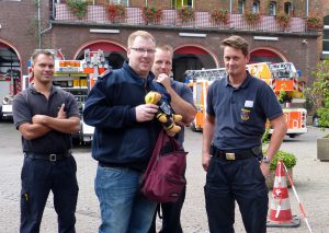 Die Arnsberger Gäste dankten den Düsseldorfern mit dem Jugendfeuerwehrbären. (Foto: Feuerwehr)