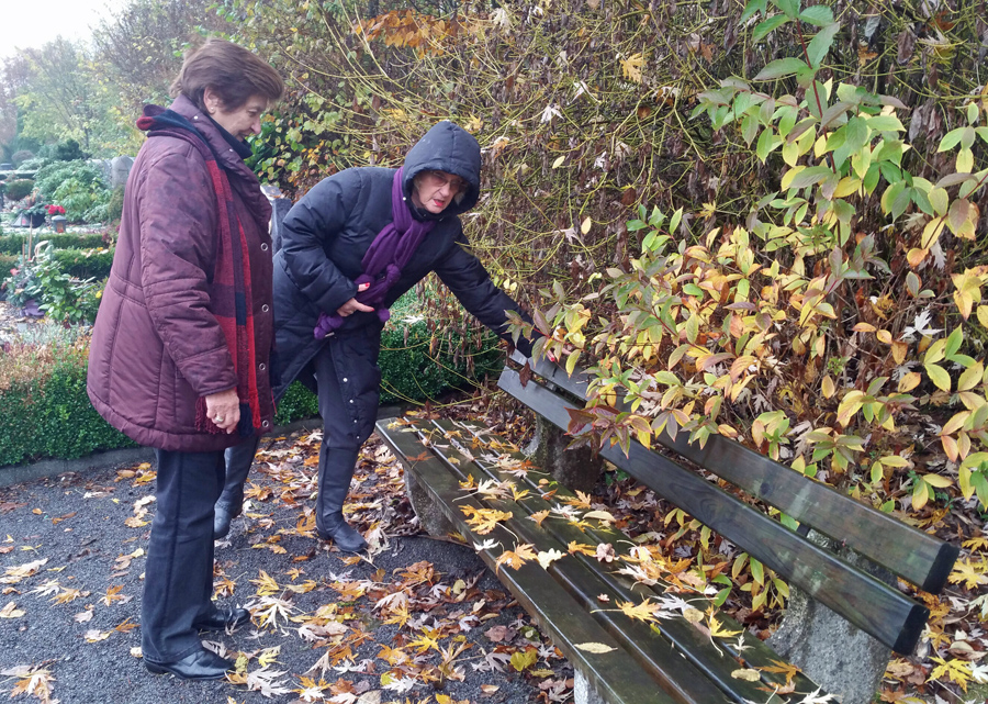 Karin Mühlberger-Grossmann (rechts) und Mathilde Kordes vom Seniorenbeirat haben die Sunderner Friedhofsbänke inspiziert. (Foto: Stadt Sundern)