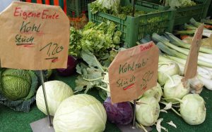 Obst und Gemüse aus eigenem Anbau der Markthändler wird von den Wochenmarkt-Kunden geschätzt. (Foto: oe)