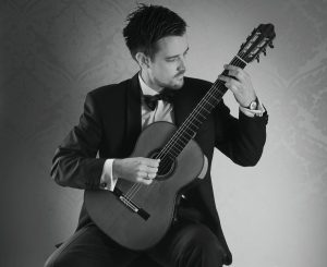 Matthias Brakel mit seiner Gitarre. (Foto: Veranstalter)