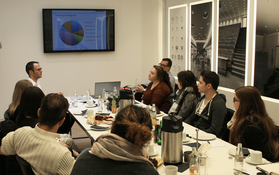 Junge Studenten Auf Studitour Durch Sundern