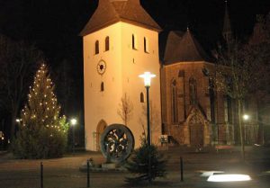 Der 15 meter hohe geschmückte Weihnachtsbaum vor der St. Petri-Kirche. (Foto: Rupert Schulte)