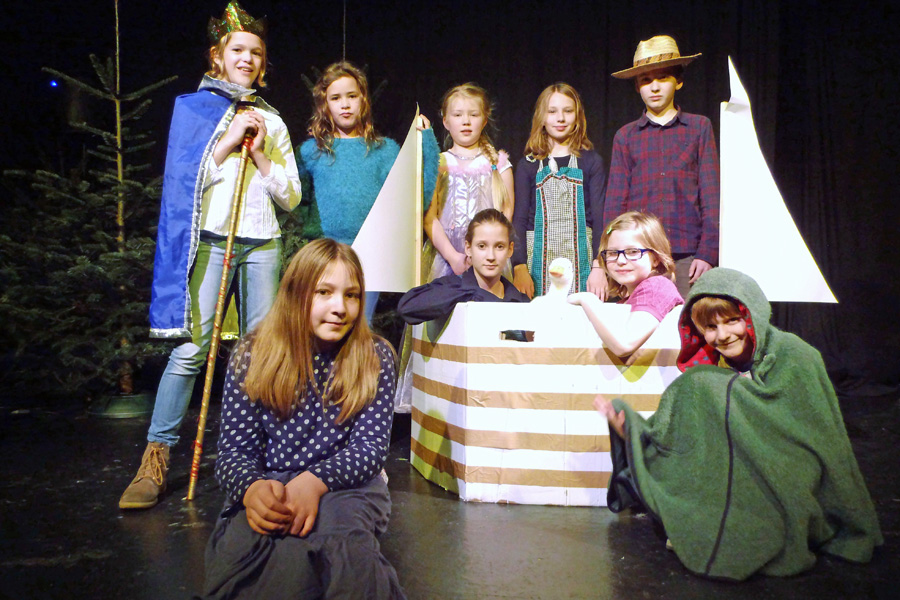 Ein Ensemble junger Nachwuchsschauspieler bringt das Märchen "Der eilige Weihnachtsmann" auf die Bühne. (Foto: Kulturtrichter)