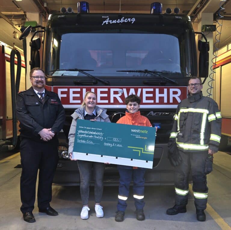 Spendenübergabe: Westnetz übergab 183 Euro an die Jugendfeuerwehr Arnsberg zur Förderung der Jugendarbeit. (Foto: Jugendfeuerwehr Arnsberg)