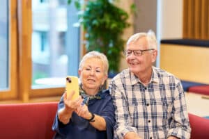 Die Aktionswoche „Eingeloggt!“ lädt Menschen ab 50 dazu ein, digitale Angebote kennenzulernen und auszuprobieren. (Foto: Claudia Hoehne)