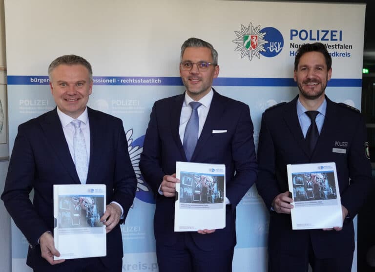 Landrat Thomas Grosche (v. l.), der Abteilungsleiter Polizei Thomas Vogt und der Leiter der Direktion Kriminalität, Deniz Özkan, stellten die Polizeiliche Kriminalstatistik 2025 für den Hochsauerlandkreis vor. (Foto: Kreispolizeibehörde Hochsauerlandkreis)